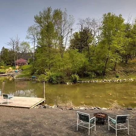 Cozy Athens Cabin On The Lake With Hot Tub & Backyard